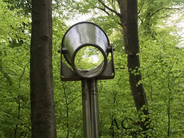 Ein Hörrohr. Es verstärkt die Umgebungsgeräusche und man hört richtig viel vom Wald.