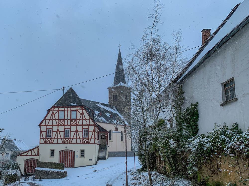 Gemeindehaus und Kirche in Morshausen